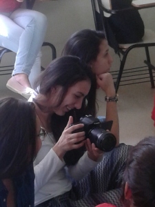 Participantes do projeto A Fogueira conhecendo de perto a câmera usada por Gustavo em seus vídeos