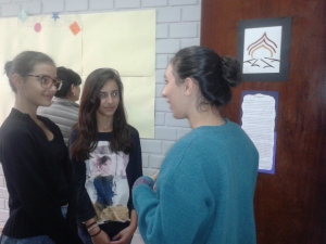 A aluna Luísa Colovan apresentou a proposta do projeto aos visitantes.