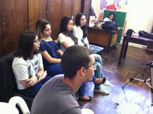 Galera atenta a tudo que os alunos do Colégio Estadual do Paraná falavam sobre grêmio estudantil. Foto: Juliana Matos